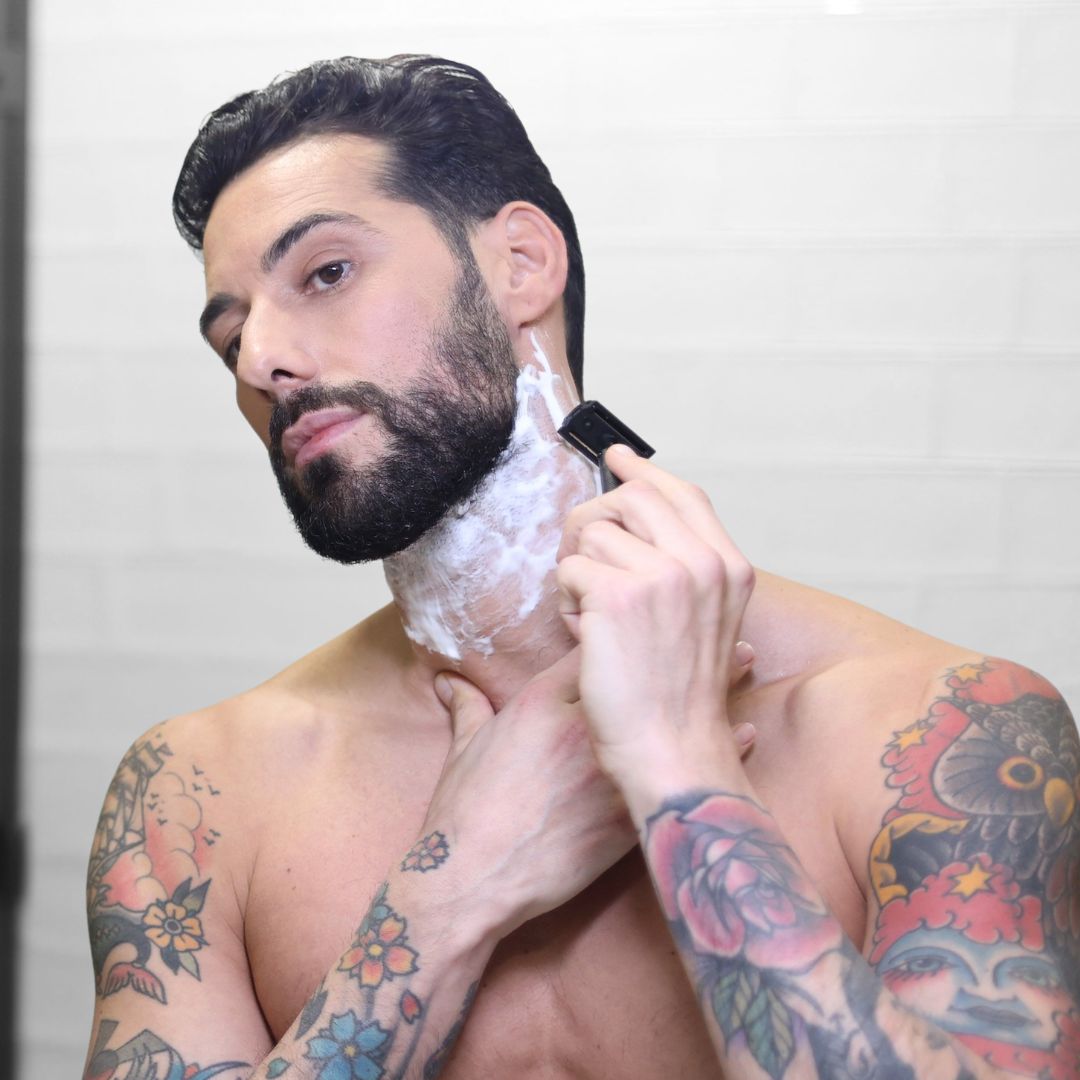 hombre afeitándose la barba sin irritaciones y con precisión