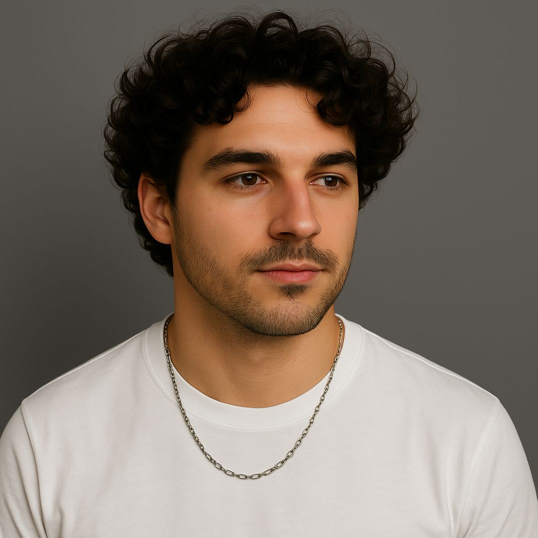 chico con pelo ondulado con Agua Marina de Beardburys