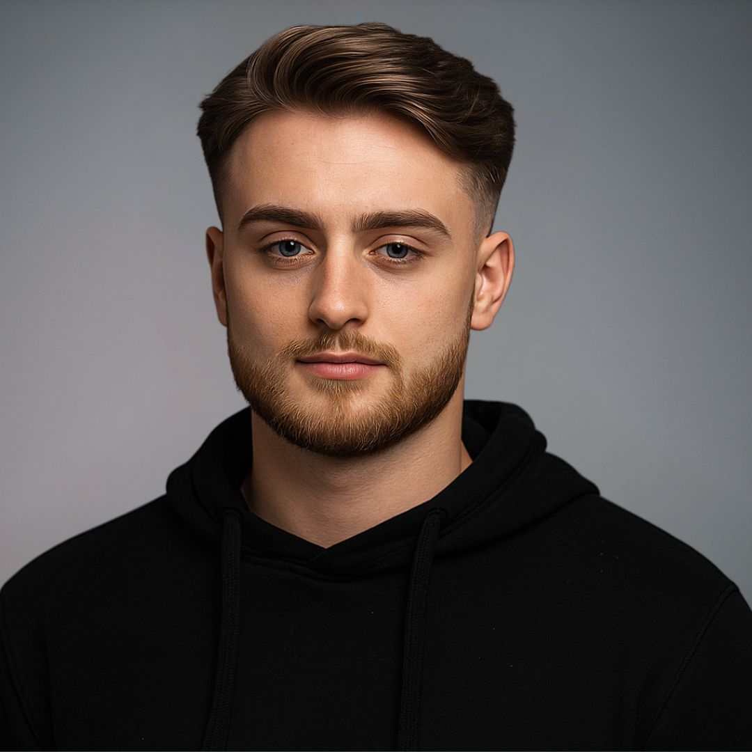 hombre con corte de pelo de raya a un lateral