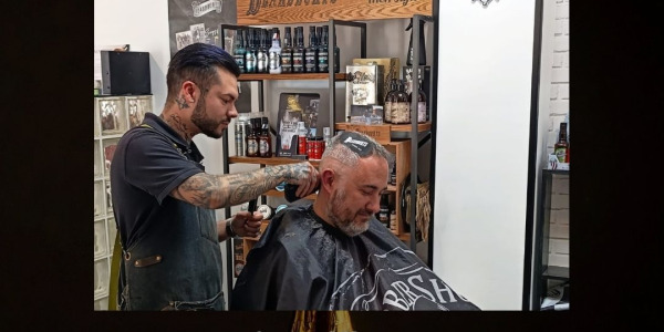 El Barbero del Mes: Samuel Flores, el barbero que convirtió la curiosidad en su profesión 